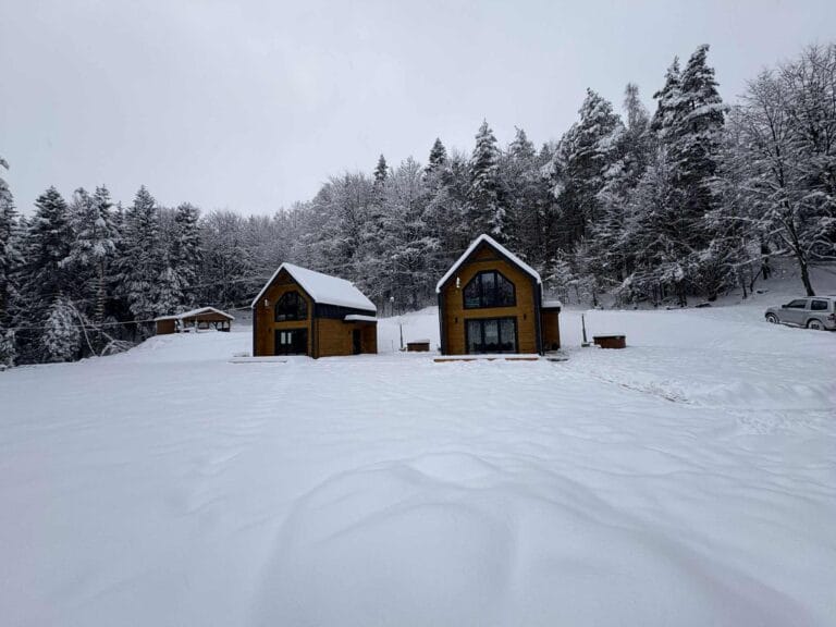 Domki z jacuzzi zimą — Stodoły Zubina, Beskid Wyspowy